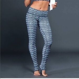 alo Yoga Airbrushed Chevron Arrow Full Length Legging
